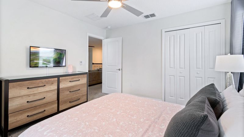 Queen Bedroom 4 (Angle)
32" Smart TV