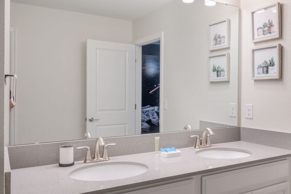 Jack N Jill Bathroom 4 Upstairs
Shower