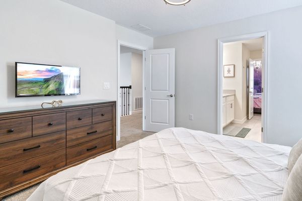 Queen Bedroom 5 (Angle)
32" Smart TV