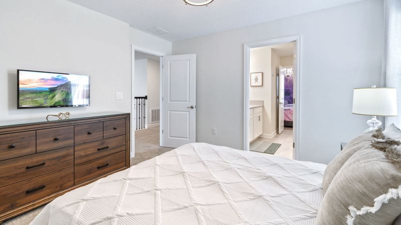 Queen Bedroom 5 (Angle)
32" Smart TV