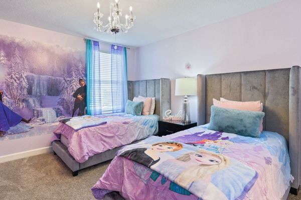 Two Twins Bedroom 6
Upstairs
Shared Bathroom
Frozen Theme
