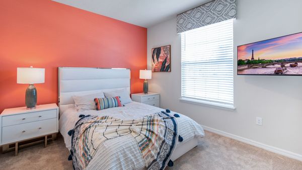 Queen Bedroom 2 Downstairs
40" smart TV