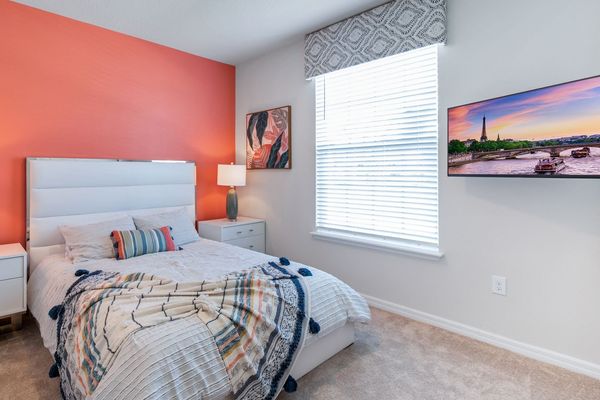 Queen Bedroom 2 Downstairs
40" smart TV