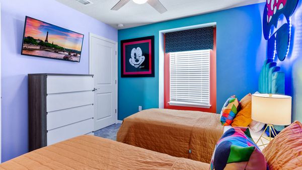 Two Twins Bedroom 5 (Angle)
40" Smart TV