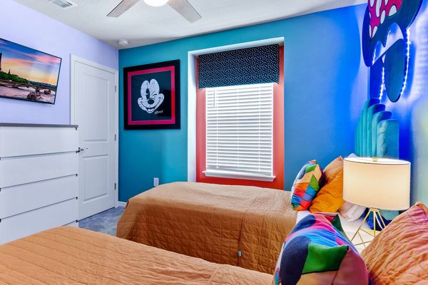 Two Twins Bedroom 5 (Angle)
40" Smart TV