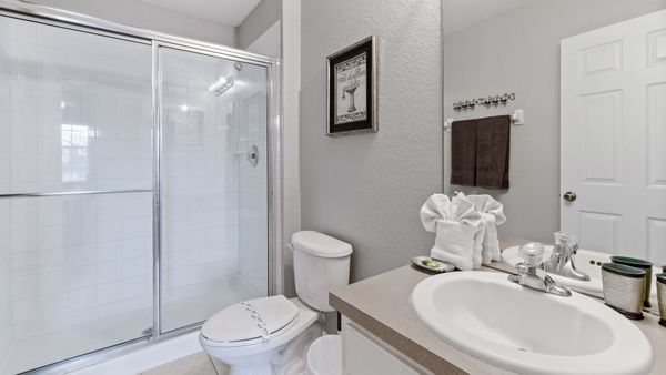 King Suite Bathroom 4 (Bed 6)
Shower