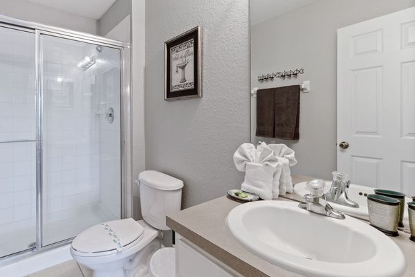 King Suite Bathroom 4 (Bed 6)
Shower