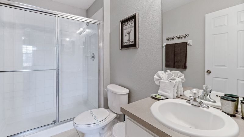 King Suite Bathroom 4 (Bed 6)
Shower