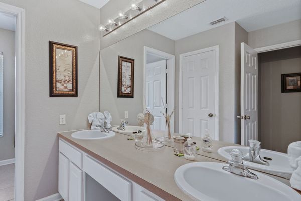 Hall Bathroom 3 Upstairs
Tub/Shower Combo