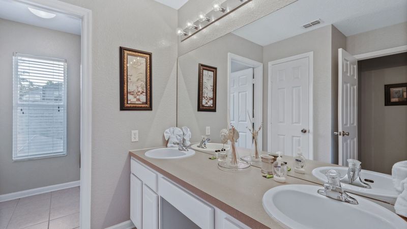 Hall Bathroom 3 Upstairs
Tub/Shower Combo