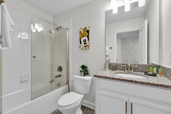 Hall Bathroom 5 Upstairs
Tub/Shower Combo