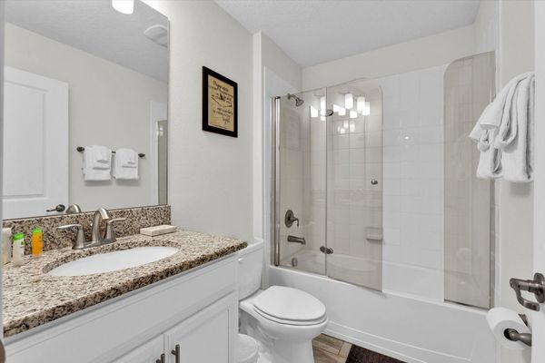 Hall Bathroom 4 Upstairs
Tub/Shower Combo