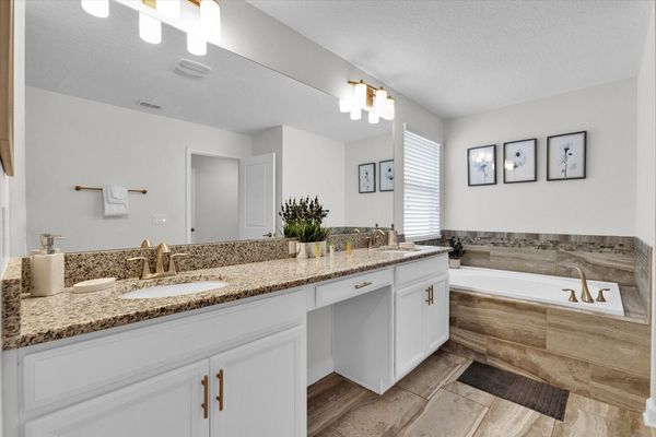 Master King Bathroom 2 Upstairs
Tub and Shower