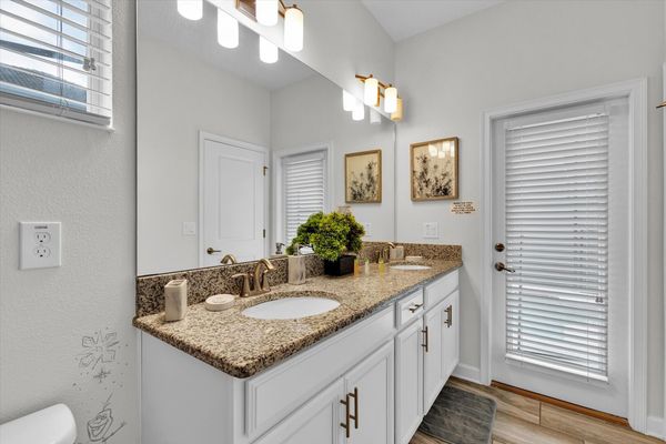 Master Bathroom 1 Downstairs (Angle)
