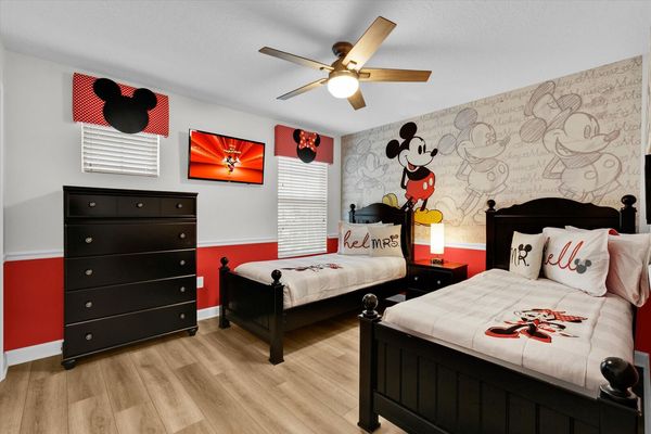 2 Twins Bedroom 5 Upstairs
40" Smart TV
Mickey