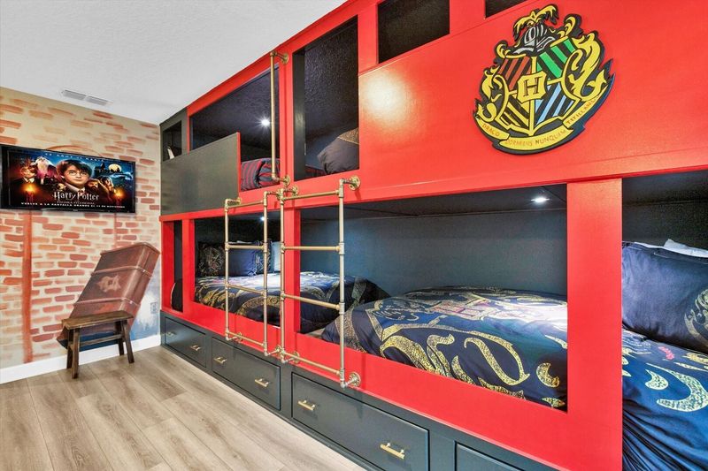 Bunk Bedroom 4 (Angle)
40" Smart TV
Harry Potter