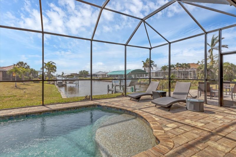 Gorgeous pool overlooking canal (Boat lift not available)
