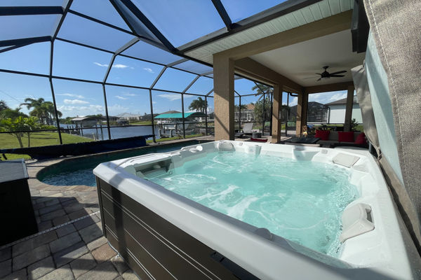Hot tub overlooking the sparkling pool and canal (Boat lift not available)