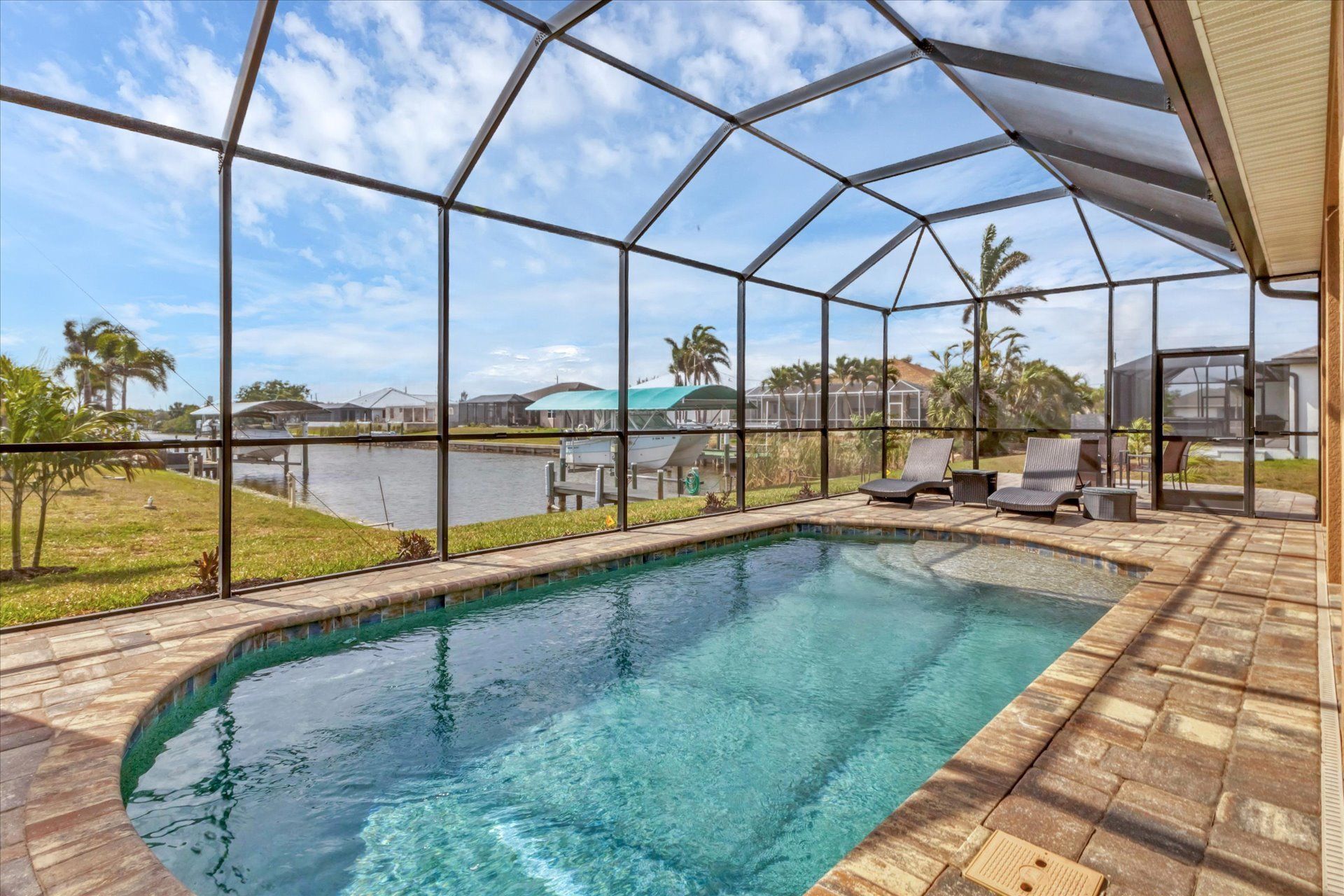 Gorgeous pool overlooking canal (Boat lift not available)