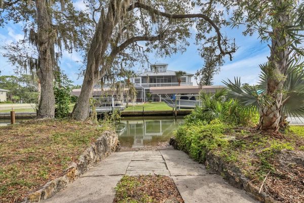 Kayak and small boat launch on property (Boat lift not available)