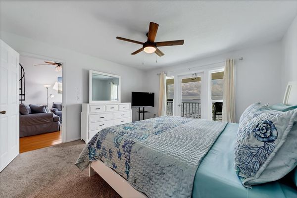 King master bedroom
Master TV 45' not smart tv