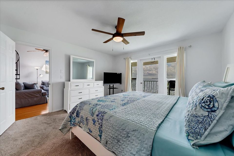 King master bedroom
Master TV 45' not smart tv