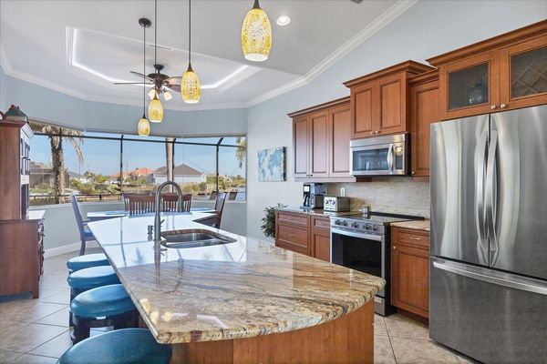 Bright, spacious, fully-equipped kitchen