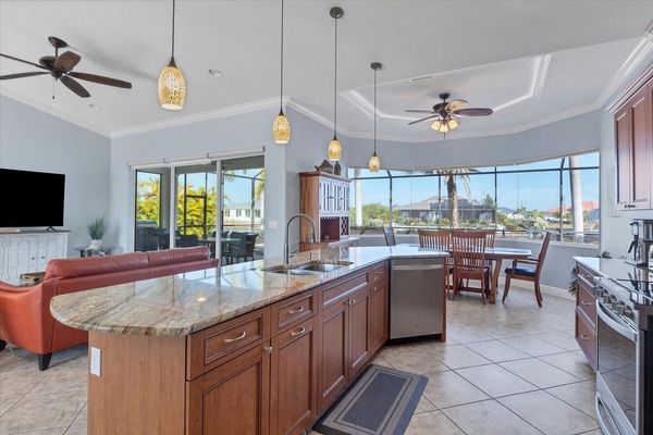 Bright, spacious, fully-equipped kitchen