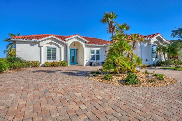 Enjoy the best of indoor/outdoor living in Southwest Florida