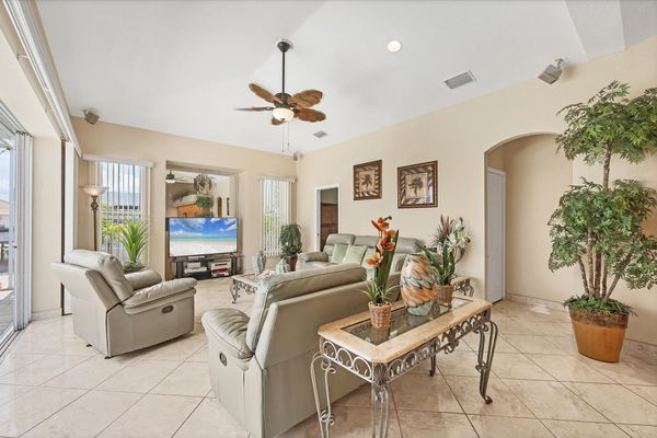 Relax on the comfortable sofas in the living room, overlooking the pool and canal
Living Room TV 65'