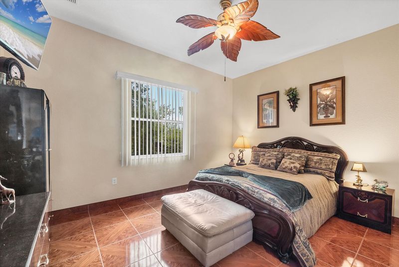Guest bedroom 1 with queen bed
 62' TV