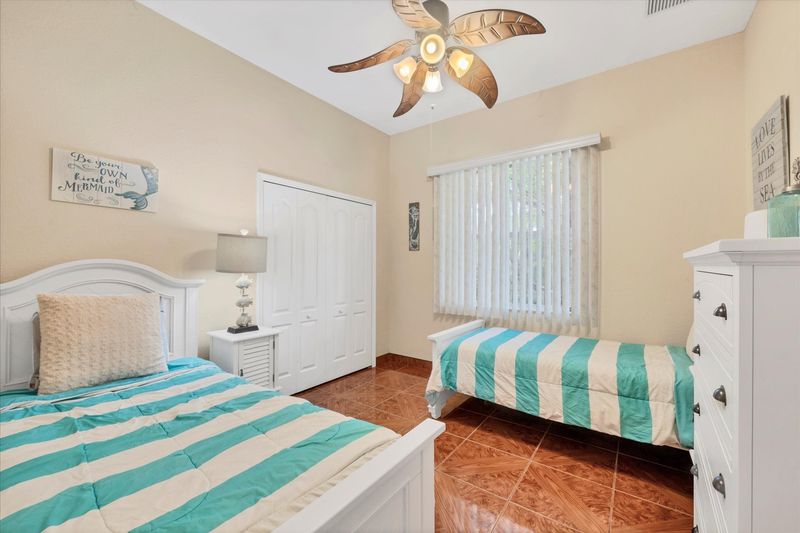 Guest bedroom 2 with two twin beds
40' TV