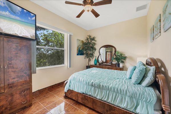 Guest bedroom 3 with queen bed
50' TV