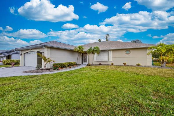 3 bedroom, 2 bathroom waterfront home with private pool in Rotonda West