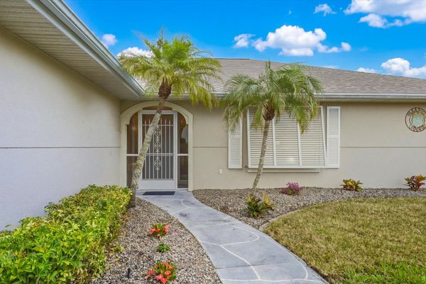 3 bedroom, 2 bathroom waterfront home with private pool in Rotonda West