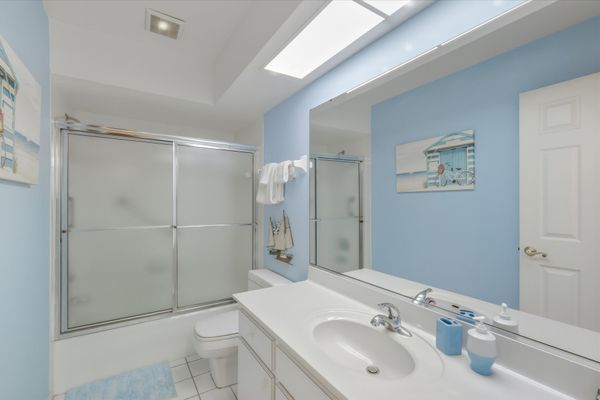 Guest bathroom with shower / tub combo