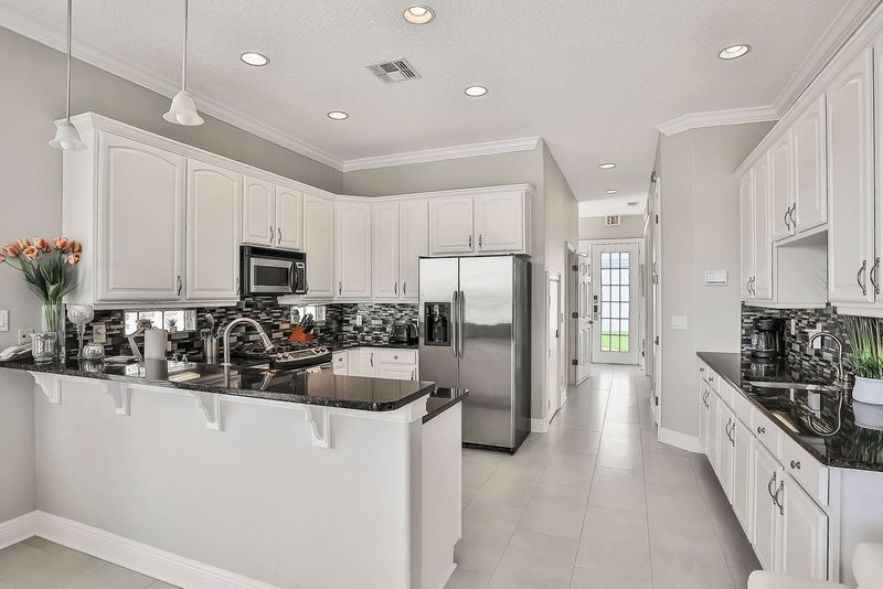 Everything you need to prepare a delicious meal can be found in your fully-equipped kitchen.