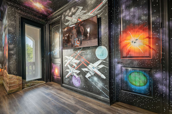The galaxy-themed bedroom is very immersive!
