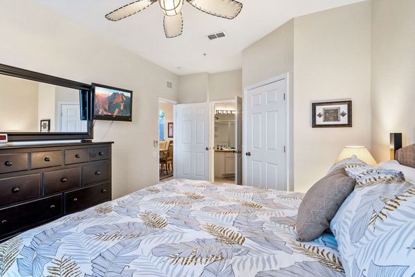 Master King Bedroom 1 (Angle)
32" TV