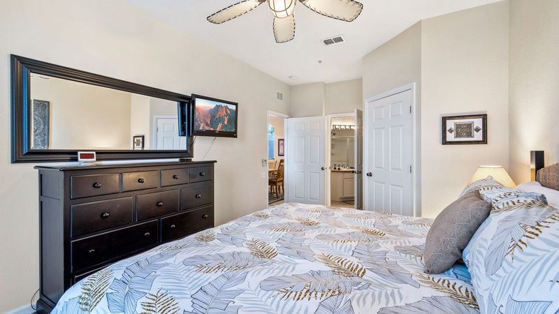 Master King Bedroom 1 (Angle)
32" TV