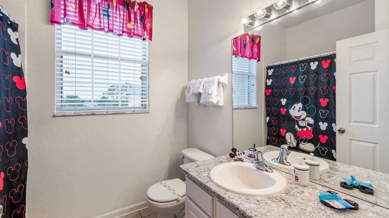 Hall Bathroom 2
Tub/Shower Combo