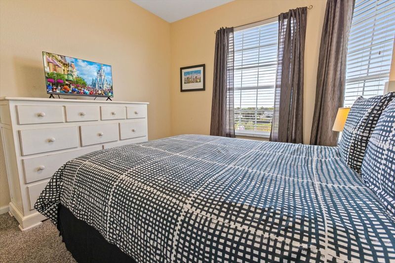 Queen Bedroom 2 (Angle)
32" Smart TV