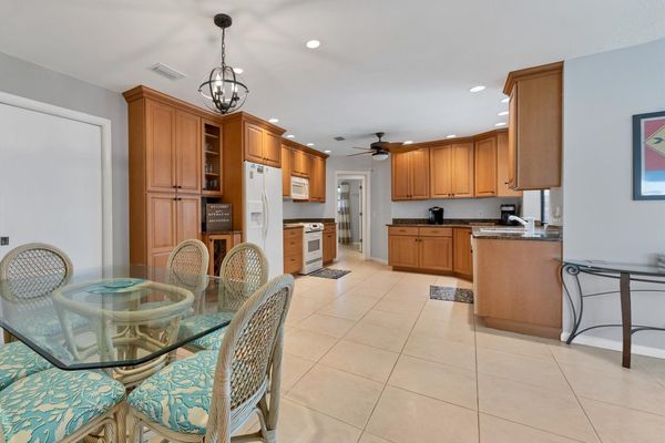 Seating for 6 at the kitchen table