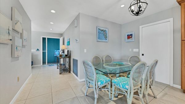 Seating for 6 at the kitchen table