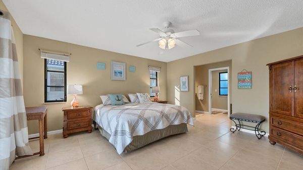 Master king bedroom with ensuite. 21" x 36" Smart TV