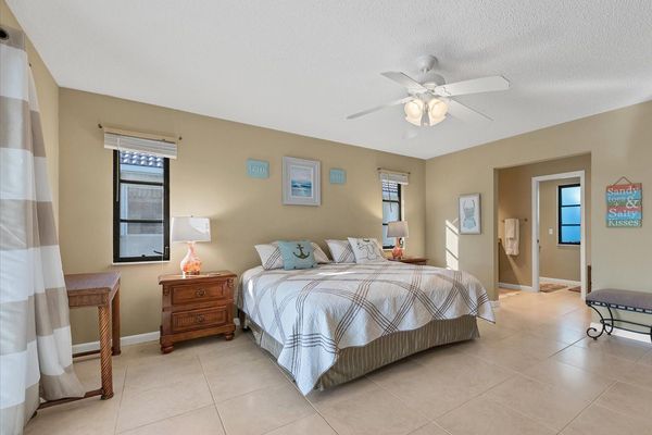 Master king bedroom with ensuite. 21" x 36" Smart TV