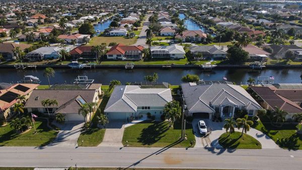 Beautiful Punta Gorda Isles home (Boat lift not available)