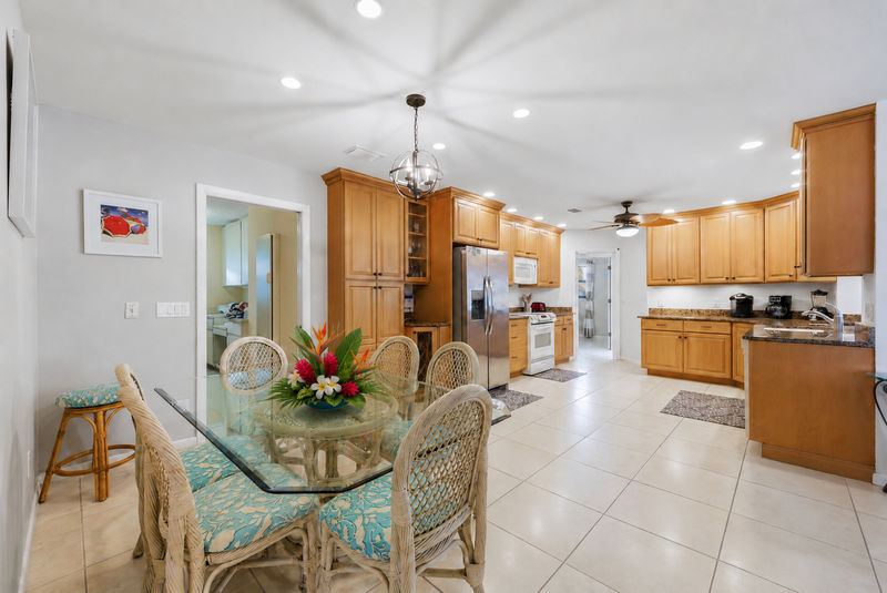 Seating for 6 at the kitchen table