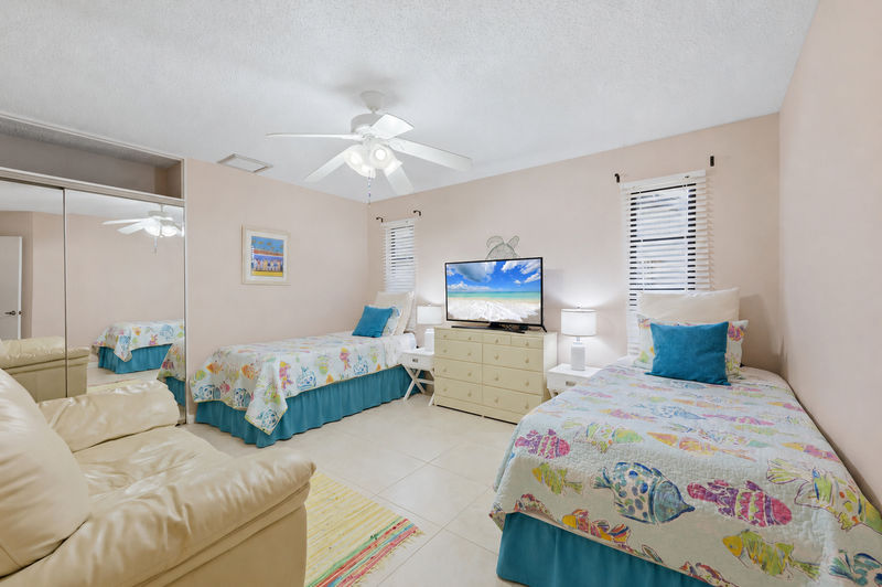 Guest bedroom 2 with two twin beds