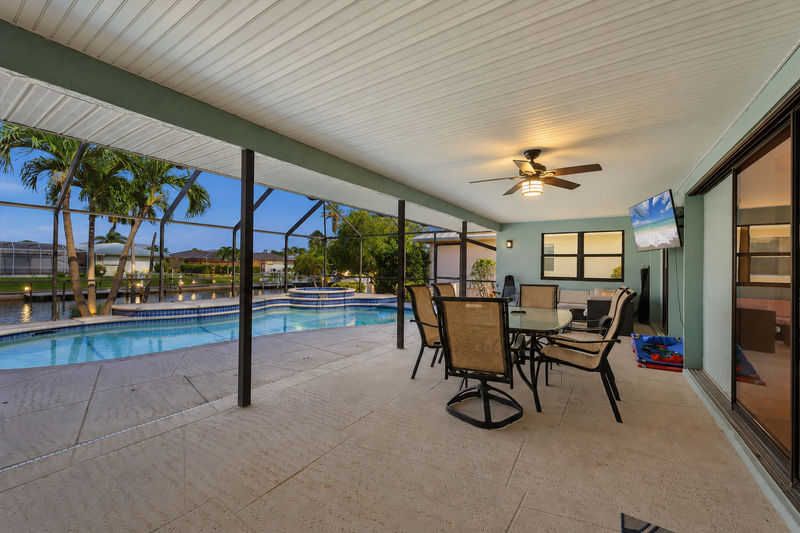 Enjoy al fresco dining on the covered lanai